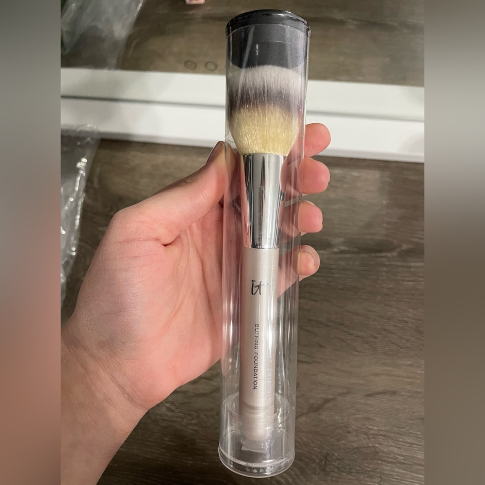 It cosmetics buffing foundation brush